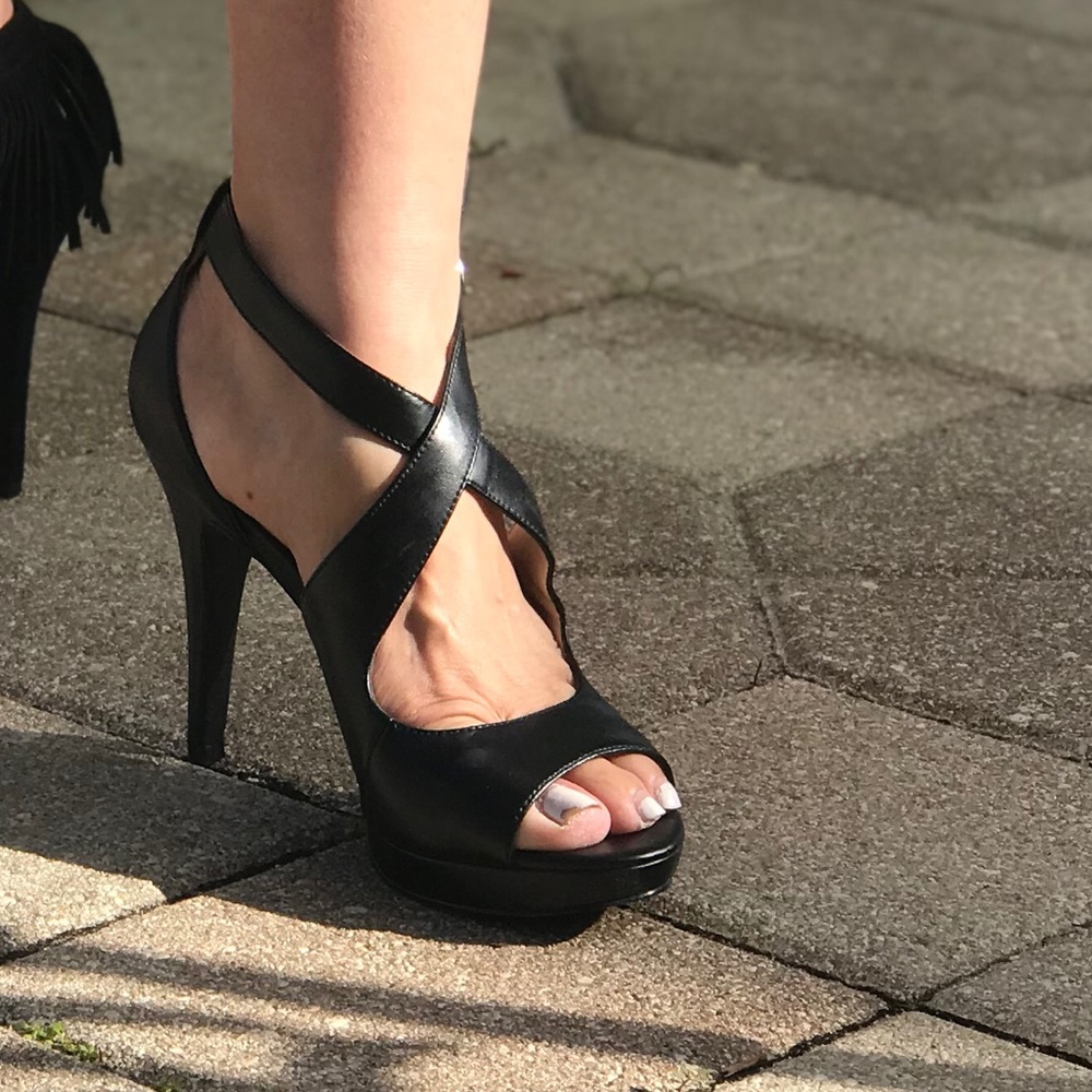 Black Pumps